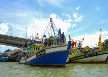 Bot kelas C yang tersadai di Pelabuhan Lembaga Kemajuan Ikan Malaysia (LKIM) Pulau Kambing di Kuala Terengganu kerana ketiadaan awak-awak warga asing. - GAMBAR HIASAN