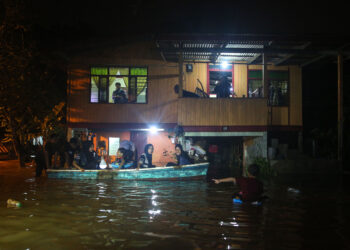 KELIHATAN penduduk bermain banjir berikutan fenomena air pasang besar yang melanda di Pulau Duyong malam tadi.
Penduduk yang tinggal di kawasan berhampiran sungai diingatkan agar lebih berwaspada dengan fenomena ini  untuk sentiasa peka dengan kenaikan paras air di kawasan mereka. -UTUSAN/PUQTRA HAIRRY