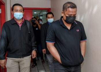 ZARIMAN Ibrahim, 41, dihadapkan ke Mahkamah Sesyen Kuala Terengganu hari ini atas pertuduhan rasuah bernilai RM4,500 pada 2018.