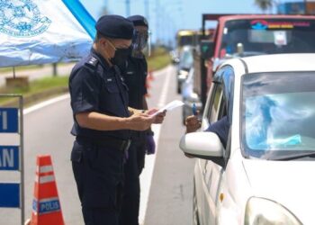 KETUA Polis Daerah Kuala Terengganu, Asisten Komisioner Abdul Rahim Md. Din meninjau sekatan jalan raya (SJR) di Kampung Padang Midin, Terengganu. UTUSAN/PUQTRA HAIRRY ROSLI