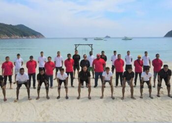 PEMAIN Kelantan FC bersama Nasir (topi hitam), Vincent Tan (tengah) dan Norizam (bertopi merah) di Pulau Redang, Terengganu minggu lalu.