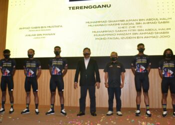 YUNUS Ibrahim (tiga dari kanan) dan Mohamad Taufek (empat dari kanan) bersama pelumba basikal dari pasukan Terengganu pada Majlis Pengenalan Pasukan Kejohanan Berbasikal Jelajah Negeri Sembilan 2021 di Bandar Sri Sendayan, Seremban hari ini. -UTUSAN/ZAKKINA WATI AHMAD TARMIZI