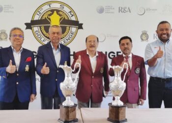 DARI kanan: Pengarah Kejohanan, Azmi Jusoh; Wan Shalihudin Wan Ibrahim, Presiden TSM Golf Challenge, Datuk Ir. Zainuddin Mohd. Radzi; Mohd. Anwar Mohd. Nor dan Setiausaha Kehormat MGA, Zulkifli Ismail bergambar bersama Piala Pusingan TSM Golf Challenge di KLGCC, semalam.