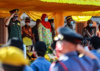 TUANKU Muhriz Tuanku Munawir menerima tabik hormat pada Sambutan Hari Kebangsaan Ke-63 Peringkat Negeri Sembilan di Padang Majlis Bandaraya Seremban, Seremban, Negeri Sembilan, semalam. - MUHAMMAD IZZAT TERMIZIE