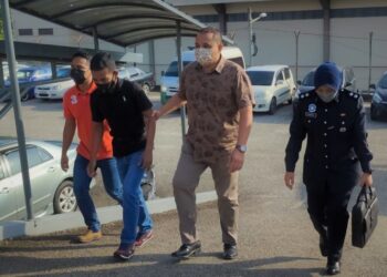MUHAMMAD Ezuwan Nordin (dua dari kiri) dibawa ke Mahkamah Majistret Kuala Pilah hari ini bagi didakwa atas pertuduhan menipu pelanggannya. - UTUSAN/NOR AINNA HAMZAH