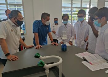 RADZI Jidin (dua kiri) bertanyakan sesuatu kepada pelajar ketika melawat sebuah kelas selepas merasmikan Akademi Sains Pendang di Pendang, Kedah, hari ini. - UTUSAN/ZAID MOHD. NOOR