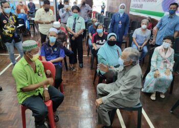 DR. MAHATHIR Mohamad beramah mesra dengan penduduk yang menerima suntikan vaksin ketika meninjau program suntikan vaksin di Dewan As-Syifa, Padang Matsirat, Langkawi, Kedah, hari ini. - UTUSAN/ZAID MOHD. NOOR