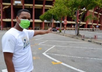 SEORANG peniaga, Mohd. Dhiyauddin Zulkafli menunjukkan lokasi tapak bazar Ramadan di Stadium Tuanku Abdul Rahman, Paroi, Seremban.