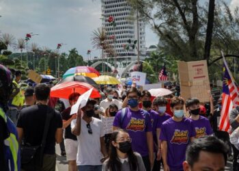 SEBAHAGIAN peserta yang terdiri dari badan politik dan badan bukan kerajaan berkumpul di hadapan Bangunan Parlimen Malaysia sempena Himpunan Tuntut Undi 18 di sini, hari ini. -UTUSAN/ MUHAMAD IQBAL ROSLI