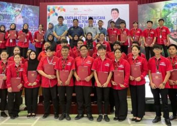 ABDUL Razak Jaafar (belakang, tengah ) bersama penerima Dermasiswa B40 TVET di Politeknik Kota Kinabalu, semalam.