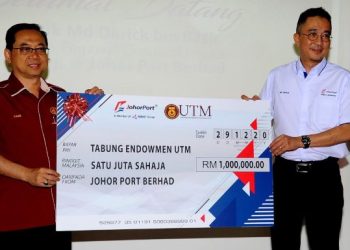 KETUA Pegawai Eksekutif Johor Port Berhad, Md. Derick Basir (kanan) menyerahkan replika cek kepada Ahmad Fauzi Ismail dalam Majlis Lawatan Muhibah dan Penyerahan Sumbangan Johor Port Berhad untuk Tabung Endowmen UTM di UTM Skudai, Johor hari ini. - UTUSAN/RAJA JAAFAR ALI