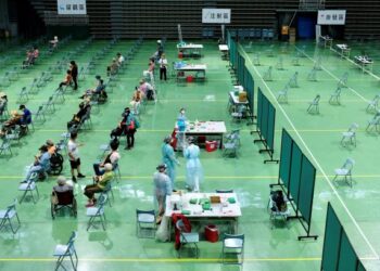 PENDUDUK menunggu untuk mendapatkan suntikan vaksin Covid-19 di sebuah pusat vaksinasi di Stadium Hsingchuang, Taipei. - AFP