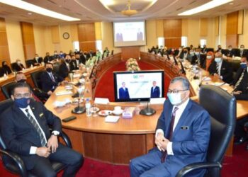 TAKIYUDDIN Hassan (kiri) dan Azlan Man (kanan) pada majlis taklimat Jawatan Kuasa Pengurusan Darurat Covid-19 di Kompleks Dewan Undangan Negeri (DUN), Kangar, Perlis hari ini. - FOTO/MOHD. HAFIZ ABD. MUTALIB