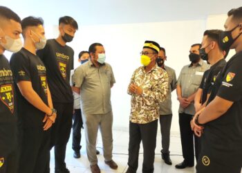 MAAROF Mat Rashad bersama Wan Mohd. Husni bersama para pemain yang bakal membawa cabaran Negeri Sembilan Antlers dalam saingan Champion Cup pada majlis di Seremban hari ini.