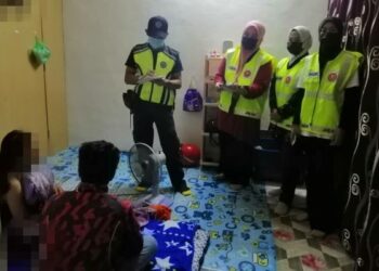 PEGAWAI Penguat Kuasa PADK melakukan soal siasat terhadap pasangan yang ditahan dalam operasi pencegahan maksiat di Kulim malam semalam.