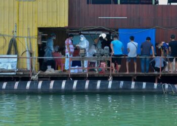 ANTARA 24 pemancing yang menggunakan perkhidmatan rumah bot di Tasik Kenyir dipakaikan gelang berwarna putih susulan seorang daripada rakan mereka dikesan sebagai kontak rapat kepada pesakit Covid-19. - FOTO/PUQTRA HAIRRY ROSLI