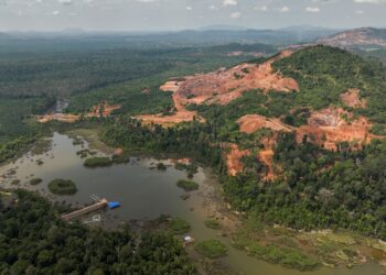 PEMANDANGAN kawasan hutan yang terjejas akibat aktiviti perlombongan bijih besi berhampiran Jeti Pangkalan Naga, Tasik Chini, Pahang. – UTUSAN/MUHAMAD IQBAL ROSLI