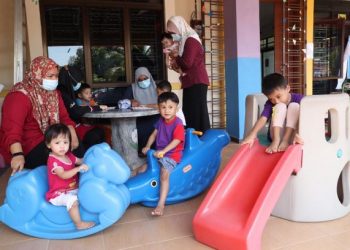 PEMBERIAN bantuan diharap dapat digunakan antaranya untuk keperluan sanitasi dan pembelian peralatan nyahkuman bagi memastikan kebersihan dan keselamatan anak-anak yang ditempatkan di pusat  asuhan dan tadika. - GAMBAR HIASAN