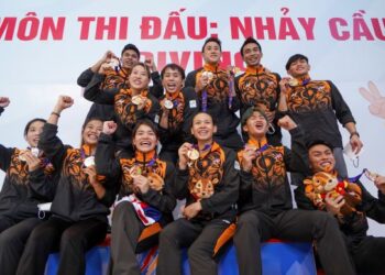 SKUAD terjun negara meraikan kejayaan membolot semua lapan pingat emas dalam Sukan SEA Vietnam 2021 di Pusat Akustik My Dinh, Hanoi kelmarin. – UTUSAN/SHIDDIEQIIN ZON