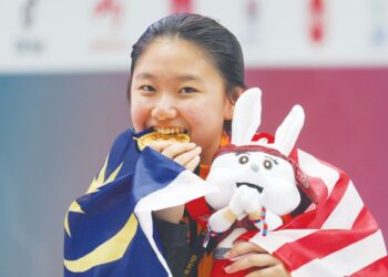 Lee Yiat Qing meraikan kejayaan meraih pingat emas acara 10 meter platform individu wanita Sukan SEA 2023 di Pusat Akuatik Morodok Techo, Phnom Penh semalam. 
– UTUSAN/AMIR KHALID