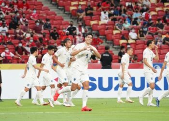 PEMAIN Thailand meraikan jaringan pertama ketika melakar kemenangan 2-0 ke atas Singapura dalam aksi terakhir Kumpulan A Piala AFF, kelmarin.