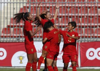 PEMAIN Thailand meraikan kejayaan menumpaskan Malaysia 4-0 dalam aksi kelayakan  Piala Asia Wanita 2022 di Stadium Faisal Al-Husseini, Tebing Barat, Palestin hari ini. - IHSAN AFC