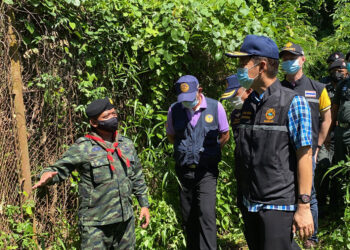 PIHAK berkuasa Thailand memeriksa laluan di sepanjang sempadan daerah Sadao, Songkhla dan Malaysia. - BANGKOK POST