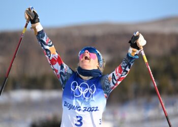 Therese Johaug meraikan kejayaan menjuarai acara skiathlon wanita di Sukan Olimpik Musim Sejuk 2022 di Beijing hari ini. - AFP