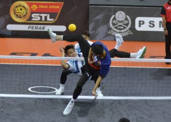 PEMAIN KL Thunder, Mohd. Azlan Alias melakukan rejaman ketika menentang Bomba Fighters dalam perlawanan Liga Premier STL di Stadium Indera Mulia, Ipoh hari ini. - UTUSAN/ZULFACHRI ZULKIFLI