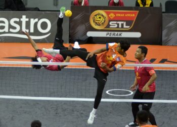 PEMAIN Selangor Pistons, Muhammad Hariz Hakimi Abdul Kasah (kiri) melakukan rejaman ketika menentang Selangor Pistons dalam perlawanan Liga Premier STL di Stadium Indera Mulia, Ipoh hari ini. - UTUSAN/ZULFACHRI ZULKIFLI