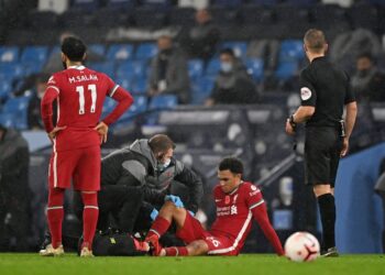 TRENT Alexander-Arnold (tengah) menerima rawatan selepas mengalami kecederaan dalam aksi Liga Perdana Inggeris menentang Manchester City di Etihad, Manchester semalam. - AFP