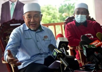 TUAN Ibrahim Tuan Man dalam sidang akhbar selepas merasmikan Ekspedisi Sungai Nerus di Kampung Tanjung Sabtu, Kuala Nerus hari ini.