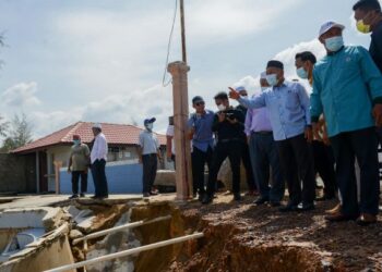 TUAN Ibrahim melihat kawasan yang terjejas hakisan di pantai Kampung Pengkalan Maras di Kuala Nerus hari ini. - FOTO/PUQTRA HAIRRY ROSLI