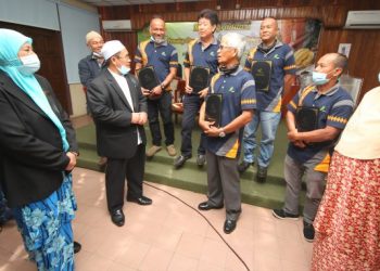 TUAN Mohd Saripudin Tuan Ismail (dua dari kiri) beramah mesra dengan peserta cemerlang dalam Majlis Graduasi Program Farmer dan Field School di Jabatan Pertanian Negeri Kelantan, Kota Bharu hari ini. - FOTO/ZULHANIFA SIDEK