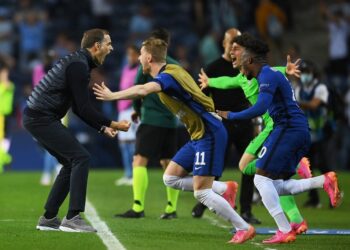 THOMAS Tuchel (kiri) meraikan kemenangan bersama pemain Chelsea.