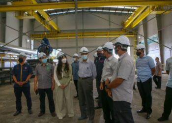 DR. MAHATHIR Mohamad (tiga dari kanan) diberi taklimat pada lawatan beliau ke loji insinerator di Kampung Belanga Pechah, Langkawi hari ini. - FOTO/SHAHIR NOORDIN