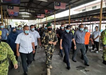 TUNKU Ismail Sultan Ibrahim diiringi Ketua Polis Johor, Datuk Ayob Khan Mydin Pitchay ketika melakukan lawatan ke PPS Dewan Muafakat Kampung Cahaya Baru, Pasir Gudang, Johor hari ini.