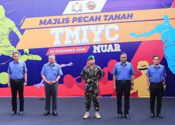 TUNKU Ismail Sultan Ibrahim (tengah) berkenan menyempurnakan Majlis Pecah Tanah TMIYC Muar di Stadium Sultan Ismail Muar, Johor hari ini. Turut serta Hasni Mohammad (tiga dari kiri) dan Reezal Merican Naina Merican (tiga dari kanan).