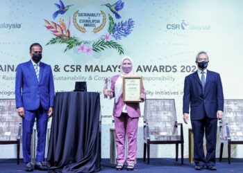 NORLIZA Abdul Rahim (tengah) menerima anugerah Sustainability & CSR Malaysia Award. Turut kelihatan, Pengerusi CSR Malaysia, Datuk R. Rajendran (kiri) dan Pengarah Urusan SCR Malaysia, Lee Seng Chee.