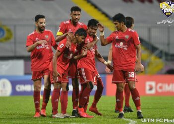 PEMAIN UiTM FC memburu kemenangan apabila menerima skuad Penyu dalam aksi Liga Super di Stadium UiTM, Shah Alam esok. - IHSAN UITM FC