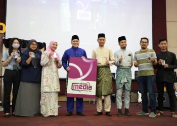 NUR Hisham Ibrahim (empat dari kiri) bersama wartawan yang menerima serahan Kad Rakan Media pada Majlis Sambutan Hari Raya Aidilfitri UiTM Perak di Seri Iskandar dekat Parit hari ini. - UTUSAN