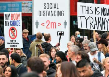 SERAMAI 10,000 orang berhimpun sambil memegang sepanduk dengan slogan 'Henti musnahkan kehidupan anak-anak kami' dan 'Pandemik palsu' di kota London. -AGENSI