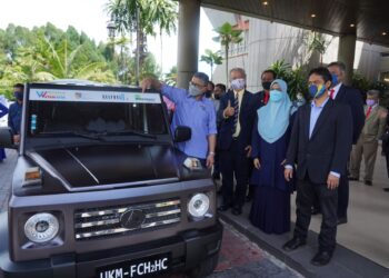 MOHD. Ekhwan Toriman (kiri) diiringi Mohamad Abd. Razak (dua dari kiri); Pengarah Fuel Cell Institute 
UKM, Prof. Ir. Dr. Siti Kartom Kamarudin (dua dari kanan) dan Timbalannya, Prof. Dr. Mohd. Shahbudin 
Mastar (depan, kanan) bersama kenderaan hibrid sel fuel hidrogen UKM-Fuel Cell Hydrogen Hybrid Car 
(FCH2HC) di Dewan Canselor Tun Abdul Razak, UKM, Bangi, semalam. – UTUSAN/AMIR KHALID