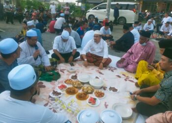 ASYRAF Wajdi Dasuki (tengah) bersama pemimpin Pemuda UMNO negeri berbuka puasa di Surau Kampung Padang Gelam, Mukim Naga, Jitra, Kedah, semalam.