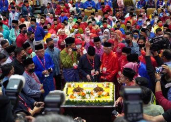 Ahmad Zahid Hamidi,  timbalannya, Datuk Seri Mohamad Hasan serta Naib-naib Presiden UMNO, Ismail Sabri Yaakob, Mahdzir Khalid dan Datuk Seri Khaled Nordin (kiri) memotong pulut kuning sempena sambutan Ulang Tahun UMNO Ke-76 di Kuala Lumpur, semalam. – UTUSAN/MUHAMAD IQBAL ROSLI