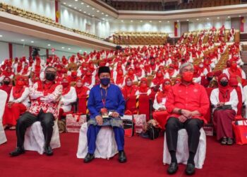 Ahmad Zahid Hamidi mengikuti perbahasan perwakilan Wanita UMNO pada  Perhimpunan Agung UMNO 2021 di WTCKL, Kuala Lumpur, semalam. - UTUSAN/AMIR KHALID