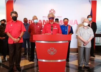 AHMAD Zahid Hamidi pada sidang akhbar di Ibu Pejabat UMNO, Pusat Dagangan Dunia Kuala Lumpur (WTCKL) selepas mempengerusikan mesyuarat khas Majlis Tertinggi secara maya, semalam. – GAMBAR MEDIA UMNO