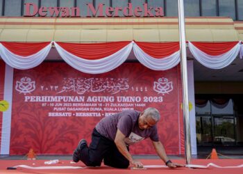 Pekerja penyelenggaraan melakukan persiapan akhir semalam menjelang Perhimpunan Agung UMNO  2023 di WTC, Kuala Lumpur, hari ini. – UTUSAN/FARIZ RUSADIO