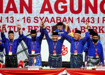 Dr. Ahmad Zahid Hamidi bersama barisan kepimpinan tertinggi UMNO pada penggulungan Persidangan Agung UMNO 2021. -Gambar AMIR KHALID