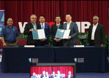 WAN Azhar Wan Yusoff (dua dari kiri) dan Michael Tio (dua dari kanan) dalam Majlis Menandatangani Memorandum Persefahaman (MoU) di Universiti Malaysia Pahang (UMP) Gambang di Kuantan, Pahang.